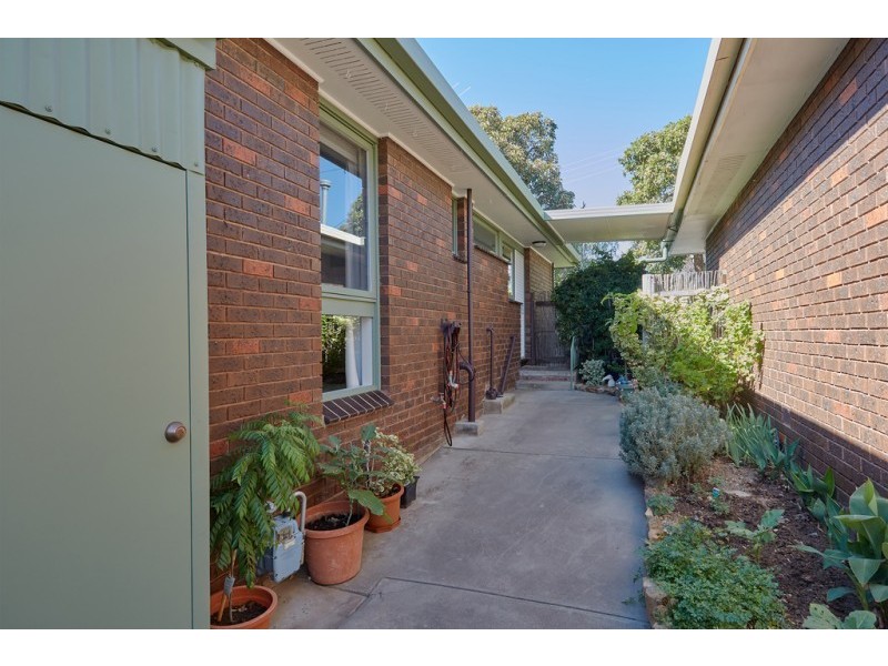 2/13 Dale Street, Kennington VIC 3550