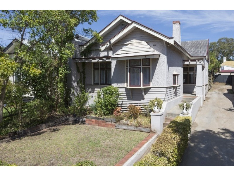 4 Pine Street, Quarry Hill VIC 3550