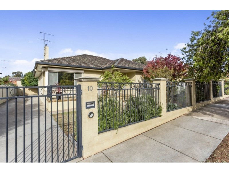 10 Putnam Avenue, Strathdale VIC 3550