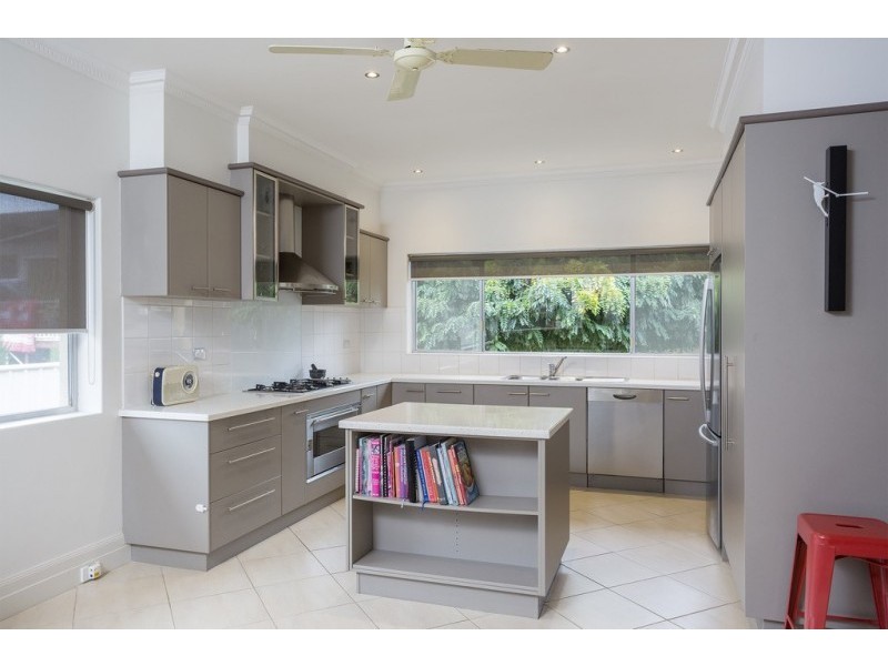 10 Putnam Avenue, Strathdale VIC 3550