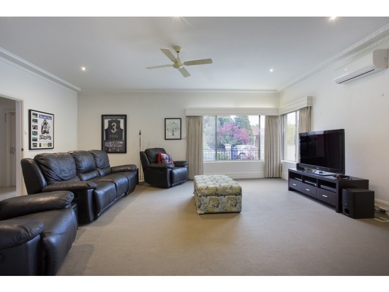 10 Putnam Avenue, Strathdale VIC 3550