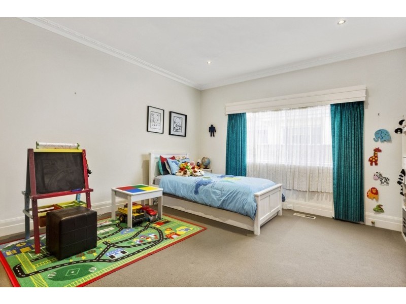 10 Putnam Avenue, Strathdale VIC 3550