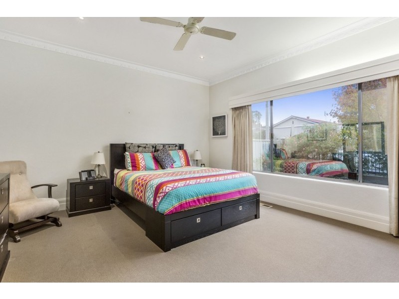 10 Putnam Avenue, Strathdale VIC 3550