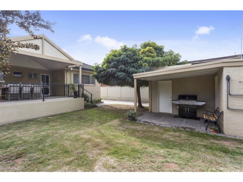 10 Putnam Avenue, Strathdale VIC 3550