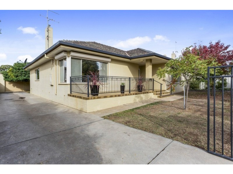 10 Putnam Avenue, Strathdale VIC 3550