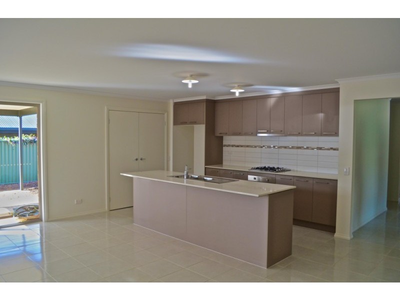 7 Rathlin Avenue, Junortoun VIC 3551