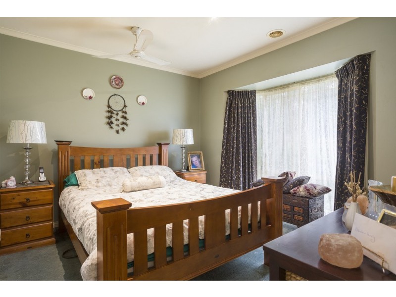 19 Ennor Place, Kangaroo Flat VIC 3555