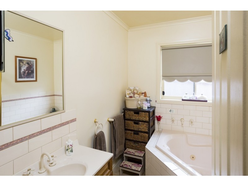 19 Ennor Place, Kangaroo Flat VIC 3555