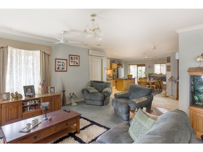 19 Ennor Place, Kangaroo Flat VIC 3555