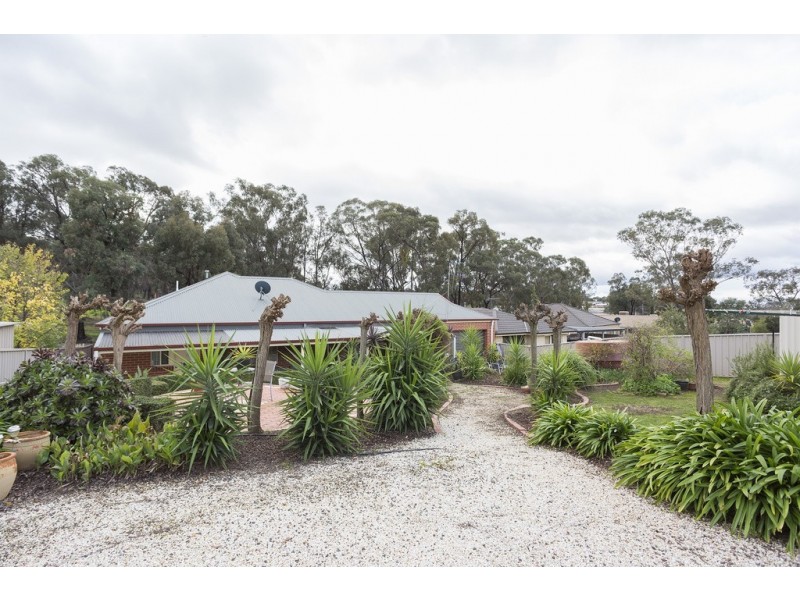 19 Ennor Place, Kangaroo Flat VIC 3555