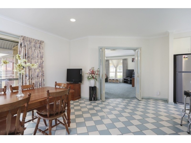 9 Erniold Road, Strathdale VIC 3550