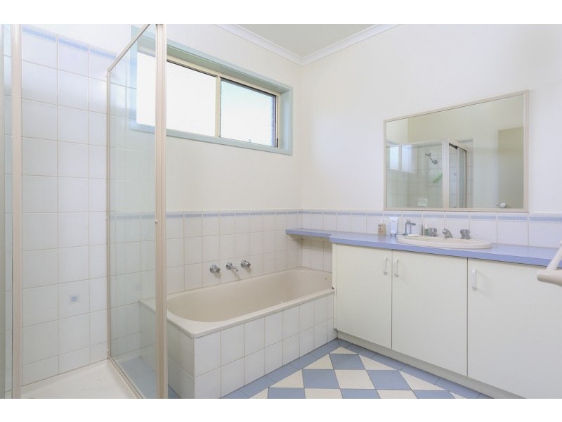 9 Erniold Road, Strathdale VIC 3550