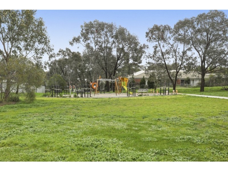 1/14 Landale Drive, Strathdale VIC 3550