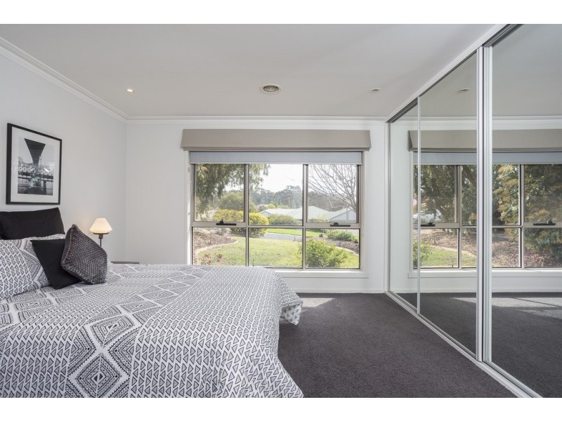 1 Lois Court, Golden Square VIC 3555
