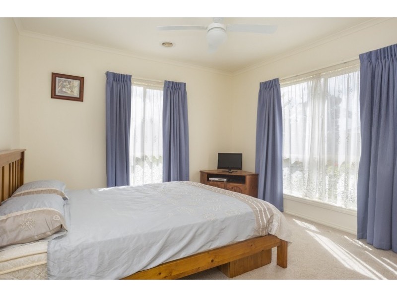 25 St George Park Drive, Kangaroo Flat VIC 3555