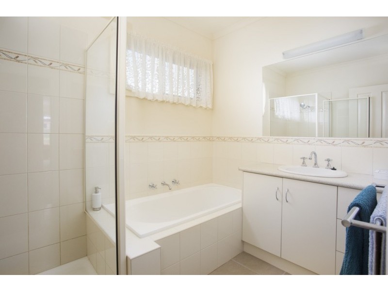 25 St George Park Drive, Kangaroo Flat VIC 3555