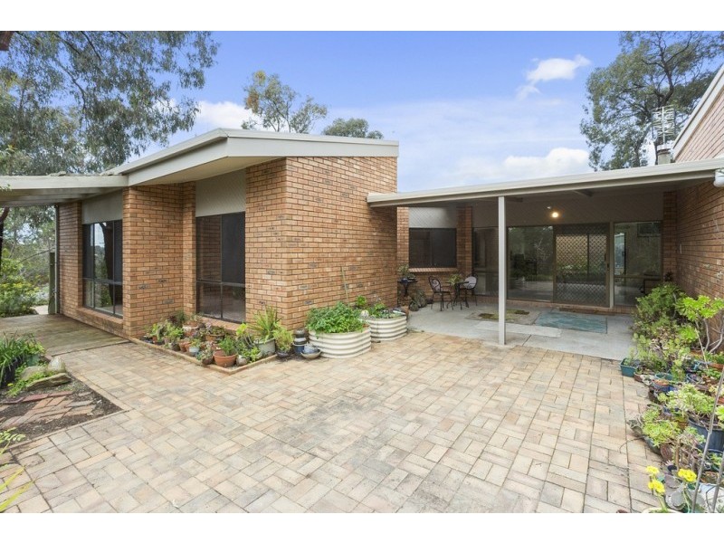 8 Maxwell Crescent, Strathdale VIC 3550
