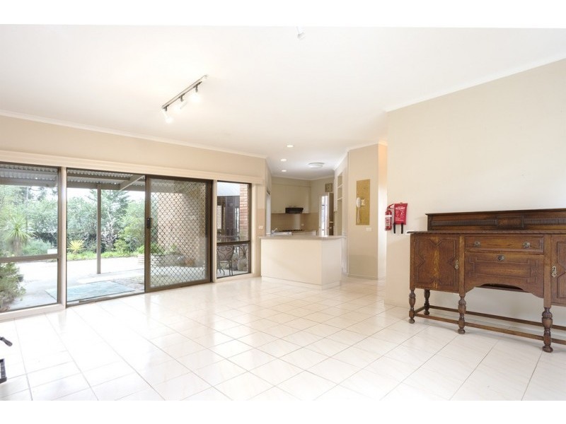 8 Maxwell Crescent, Strathdale VIC 3550
