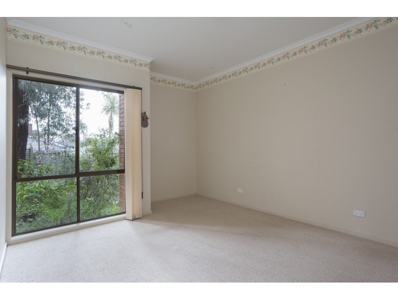 8 Maxwell Crescent, Strathdale VIC 3550