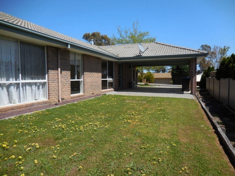 11 Sherwood Drive, Flora Hill VIC 3550