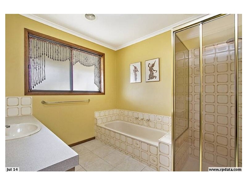 4 Uxbridge Street, Strathfieldsaye VIC 3551