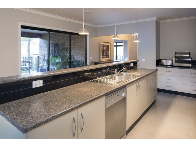 10 Ritchie Drive, Kangaroo Flat VIC 3555