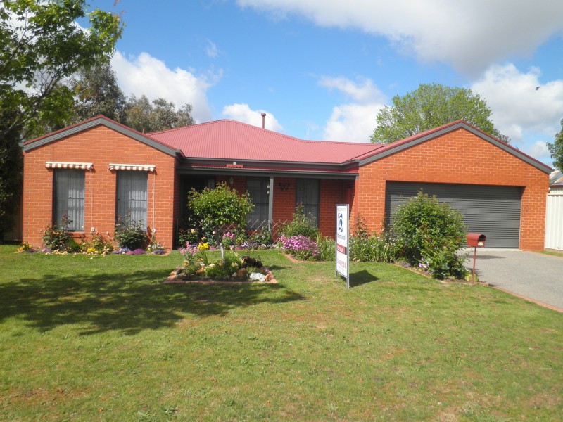 10 Ombana Court, Epsom VIC 3551