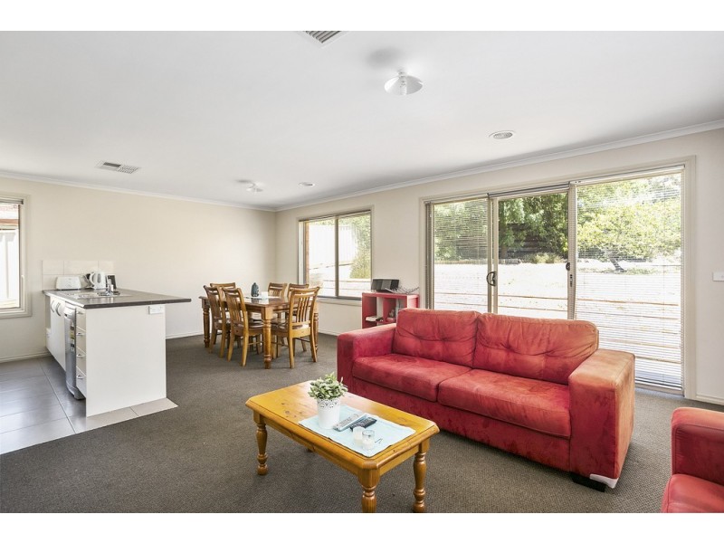 1/8 Sharon Street, Flora Hill VIC 3550