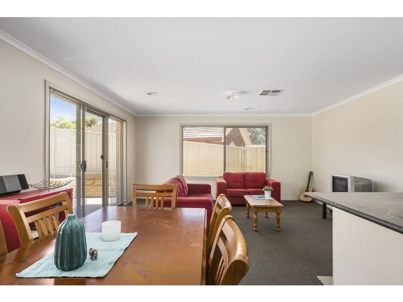 1/8 Sharon Street, Flora Hill VIC 3550