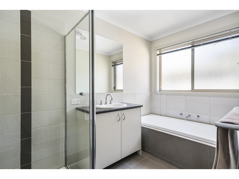 1/8 Sharon Street, Flora Hill VIC 3550