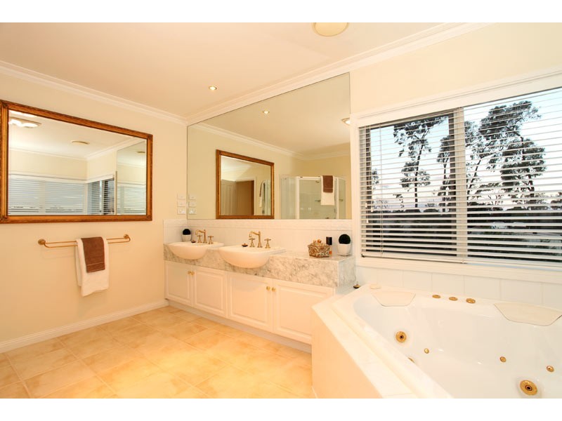 20 Weatherby Dr., Strathdale VIC 3550
