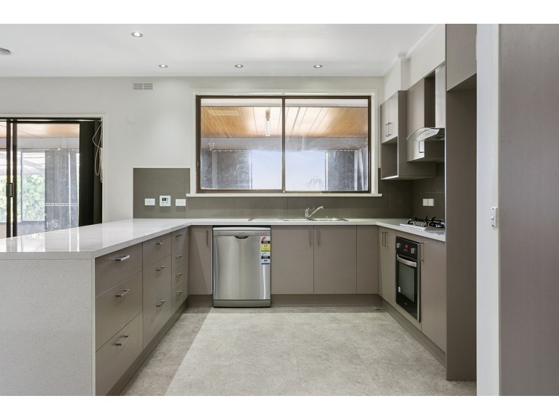 17 Woodbury St, Strathdale VIC 3550