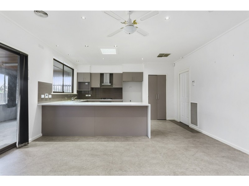 17 Woodbury St, Strathdale VIC 3550