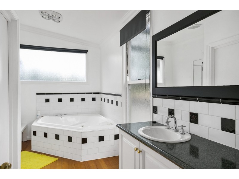 33 Pallett Street, Golden Square VIC 3555