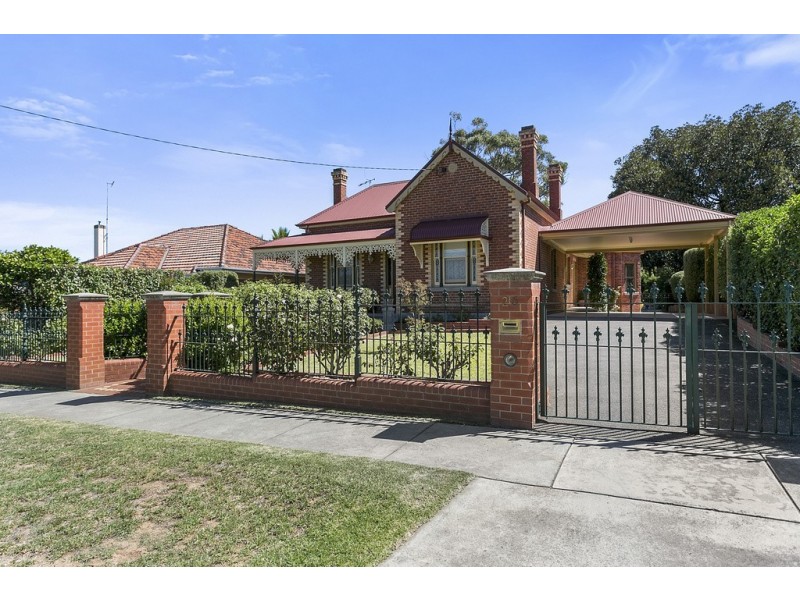 26 Reginald Street, Quarry Hill VIC 3550