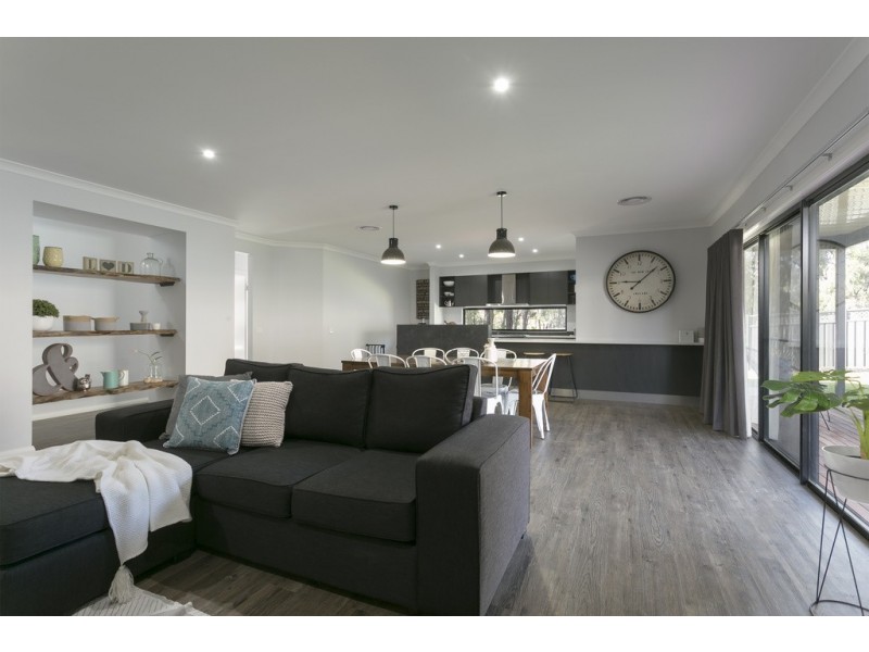 9 Bentley Terrace, Quarry Hill VIC 3550