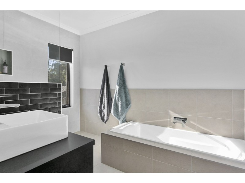 9 Bentley Terrace, Quarry Hill VIC 3550