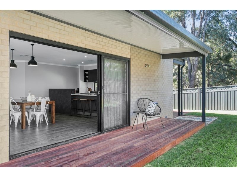 9 Bentley Terrace, Quarry Hill VIC 3550