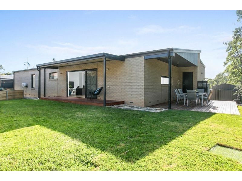 9 Bentley Terrace, Quarry Hill VIC 3550