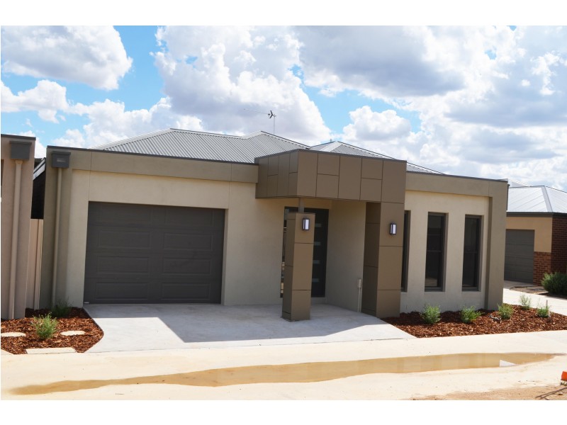 2/18 Market Garden Circuit, Epsom VIC 3551