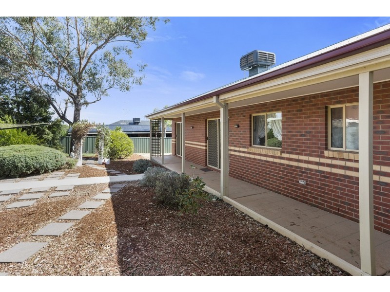 50 Carolyn Way, Maiden Gully VIC 3551