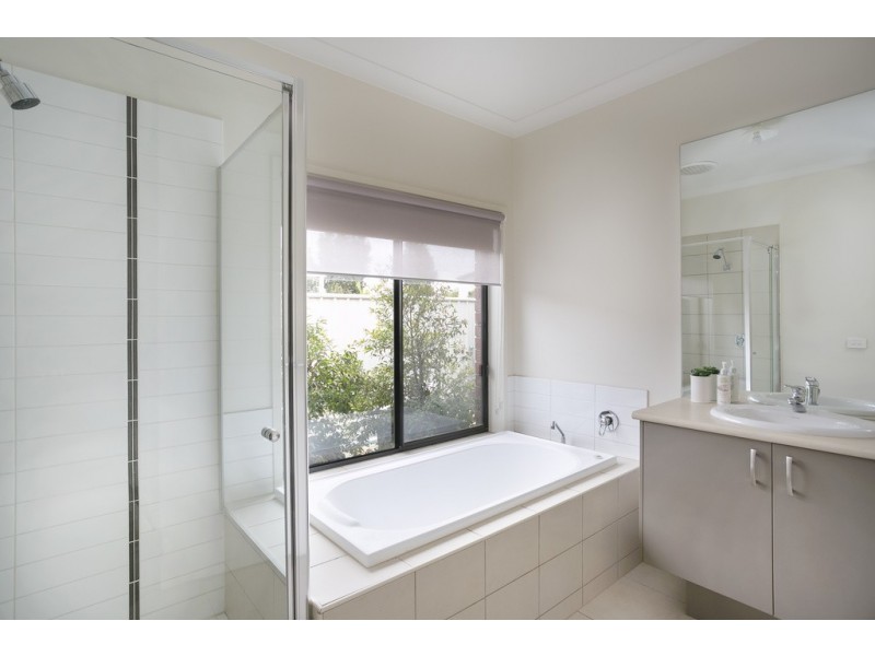 6 McMeeken Way, Epsom VIC 3551
