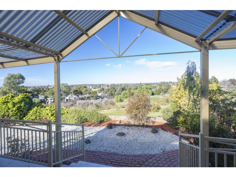 27 Poulston Street, Long Gully VIC 3550