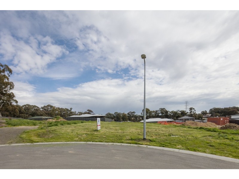 8 Chevington Close, Golden Square VIC 3555