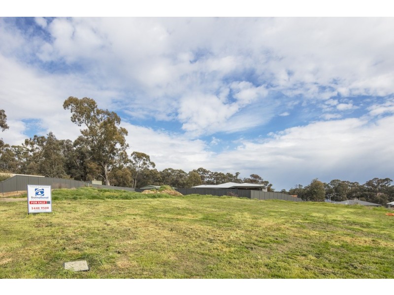 8 Chevington Close, Golden Square VIC 3555