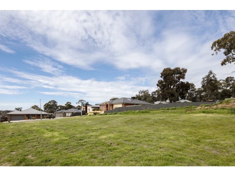 8 Chevington Close, Golden Square VIC 3555