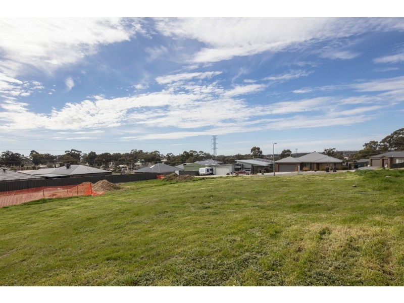 8 Chevington Close, Golden Square VIC 3555