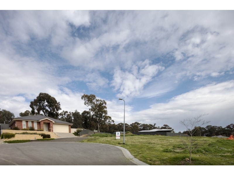 8 Chevington Close, Golden Square VIC 3555