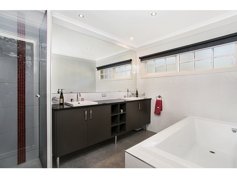 25 Herbert Avenue, Strathdale VIC 3550