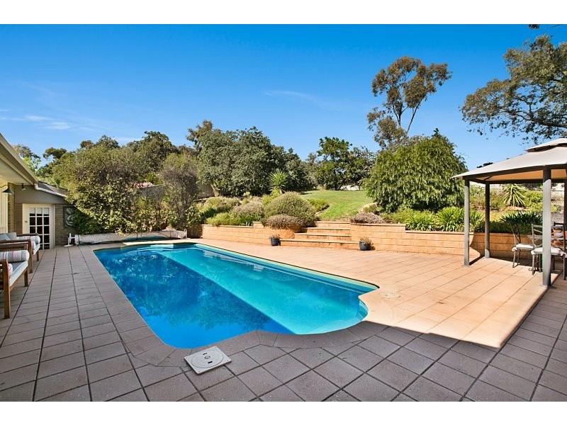 25 Herbert Avenue, Strathdale VIC 3550